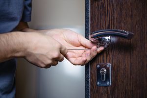 Quels sont les services proposés par les serruriers à Paris en dehors des dépannages ?